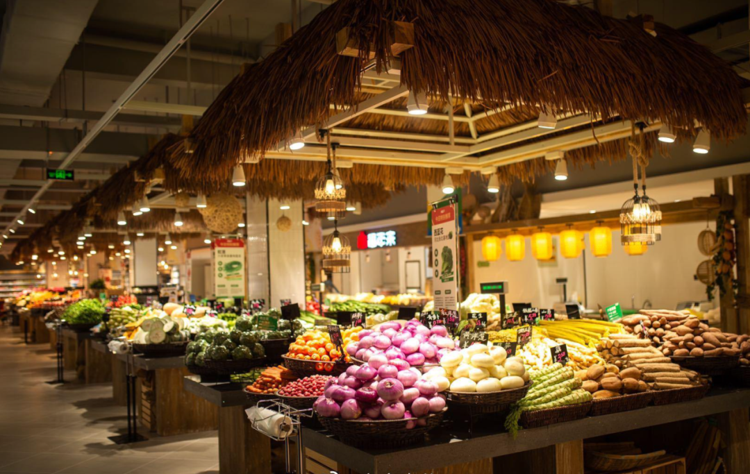 深一层想想,菜市场的爆火,其实还有更大的社会背景在.