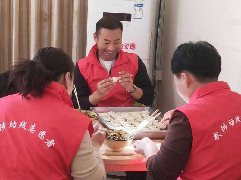 九九重陽佳節,駐村書記與村兩委班子在殘疾人之家包餃子,為村內殘疾人