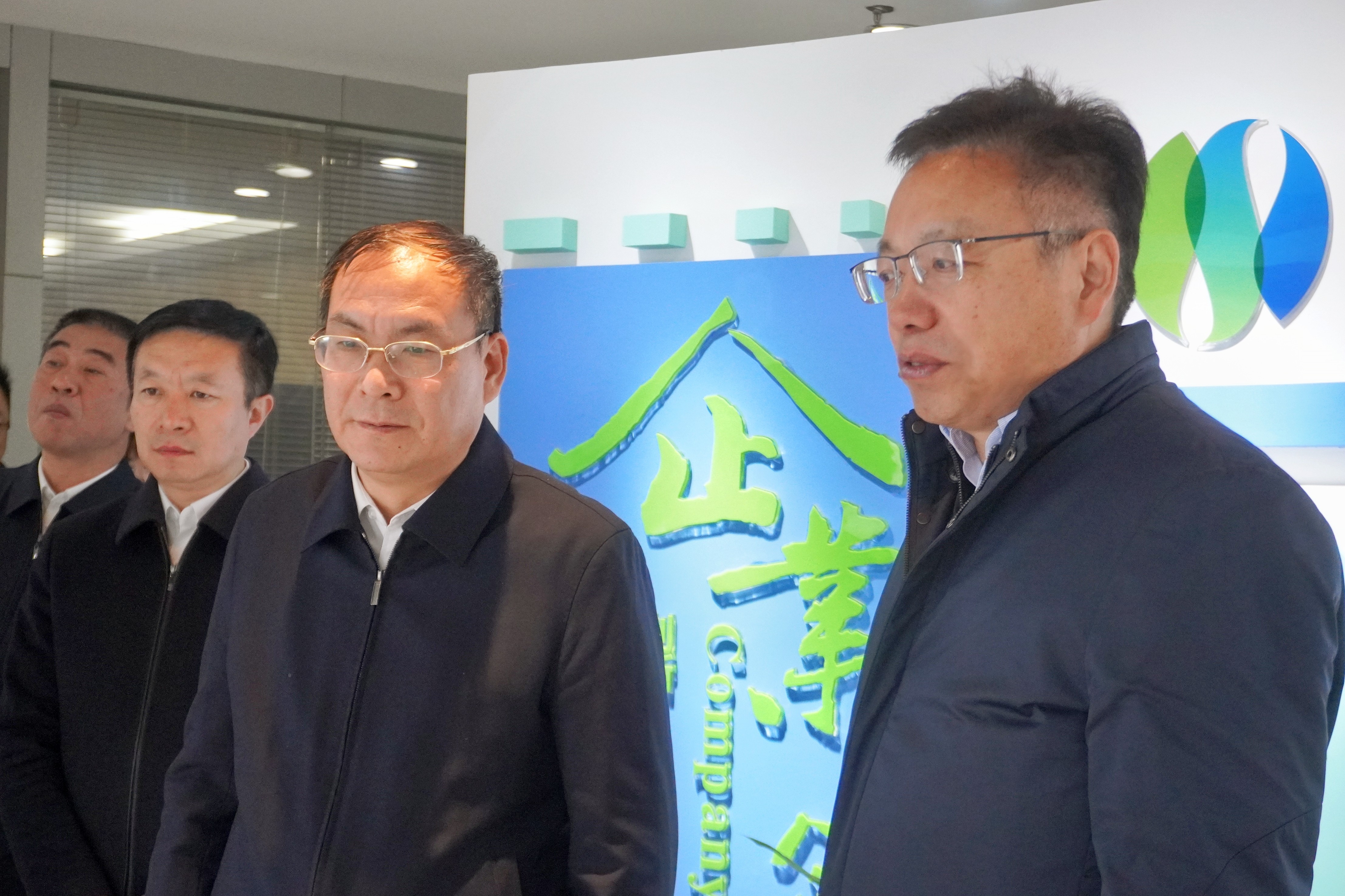 会上,季光明董事长向张志刚常委一行介绍了公司在有机糟渣资源化利用