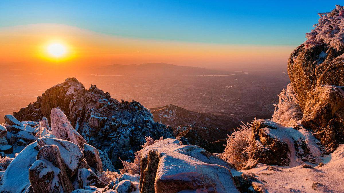 泰山朝霞白雪交相辉映宛若仙境组图