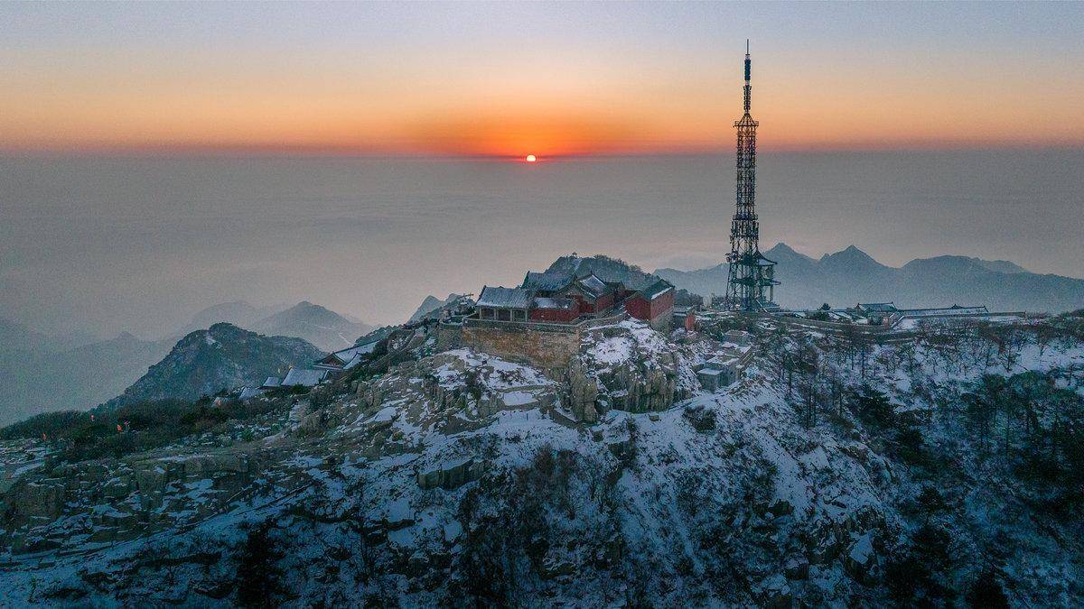 泰山朝霞白雪交相辉映宛若仙境组图