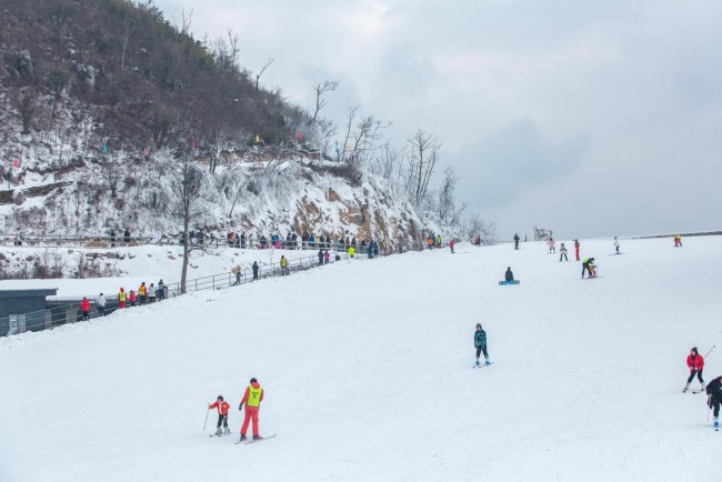 九皇山滑雪場海拔2000米左右,面積約2萬平方米,圍繞