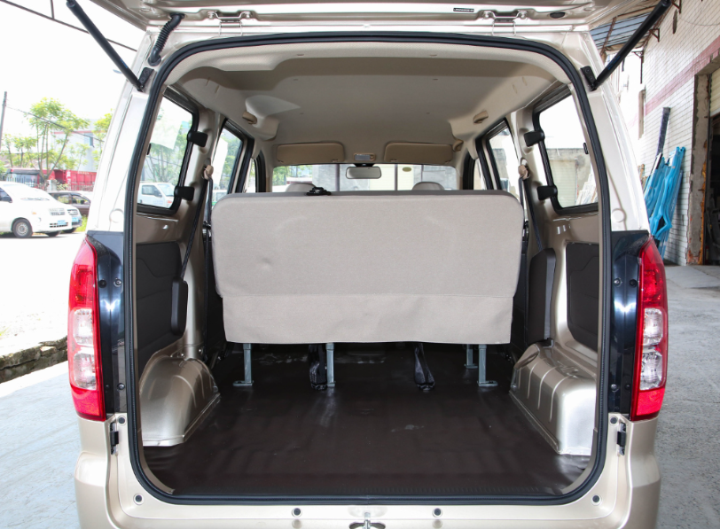 对比五菱宏光v风光380性价比更高空间动力优势明显