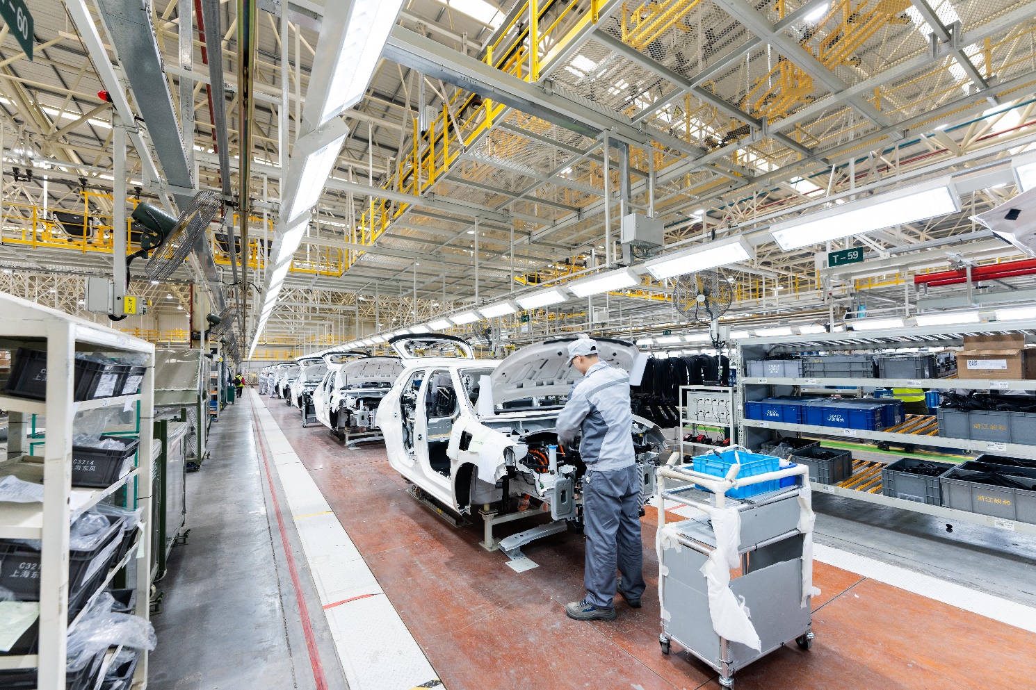 东风纳米01量产下线 东风乘用车制造总部襄阳工厂正式投产