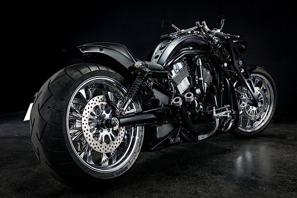 制造了一个定制的排气系统,以使这辆摩托车的心脏与整体改装相得益彰