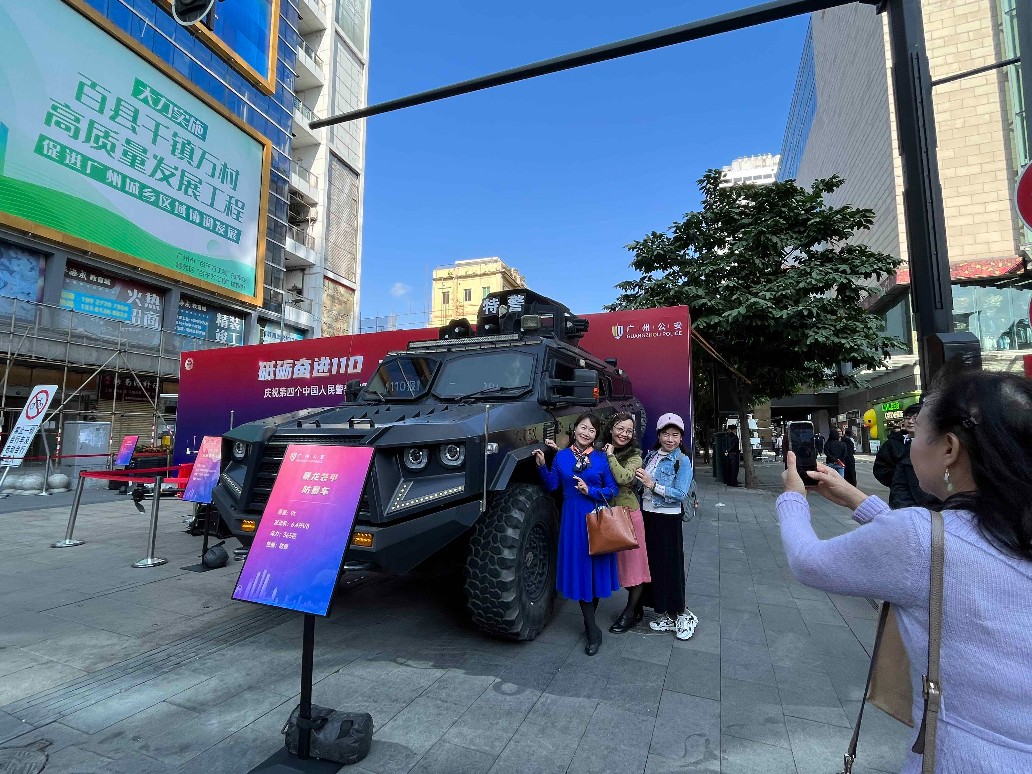 市民与装甲防暴车合影.