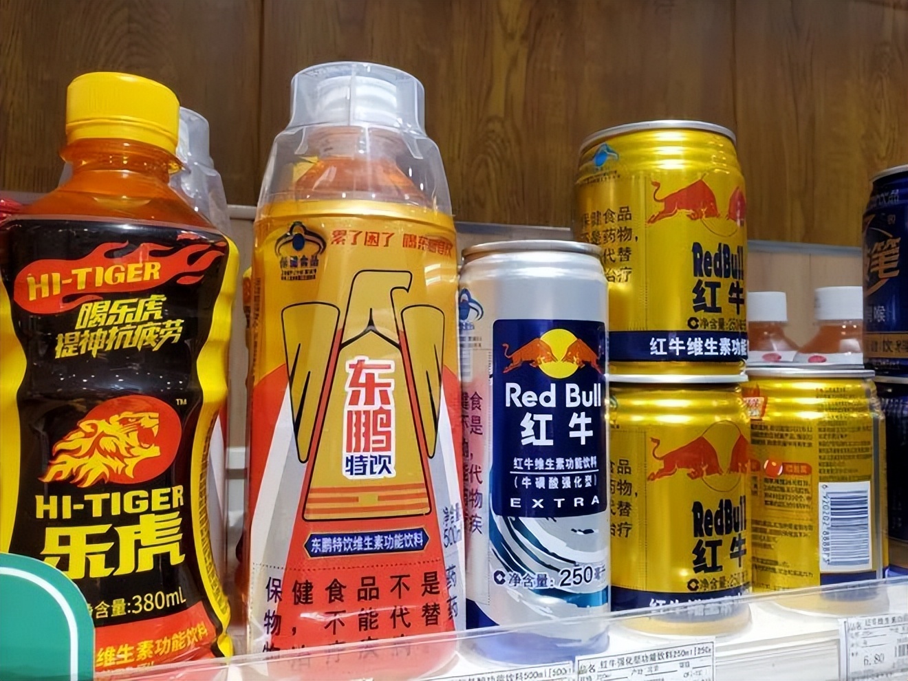 他將易拉罐變成塑料瓶裝,還額外加贈防塵外蓋,以這樣的產品包裝升級