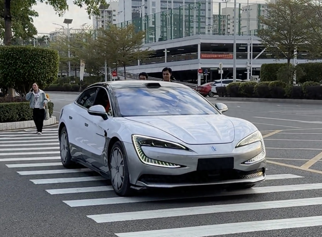 比亚迪仰望u7实车全面解析:百万级新能源旗舰轿车的科技与豪华