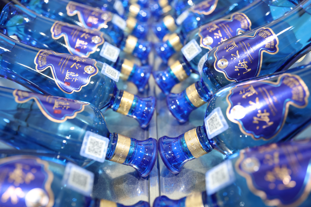 洋河海之蓝展现绵柔白酒的独特魅力点缀千万家庭的精彩生活