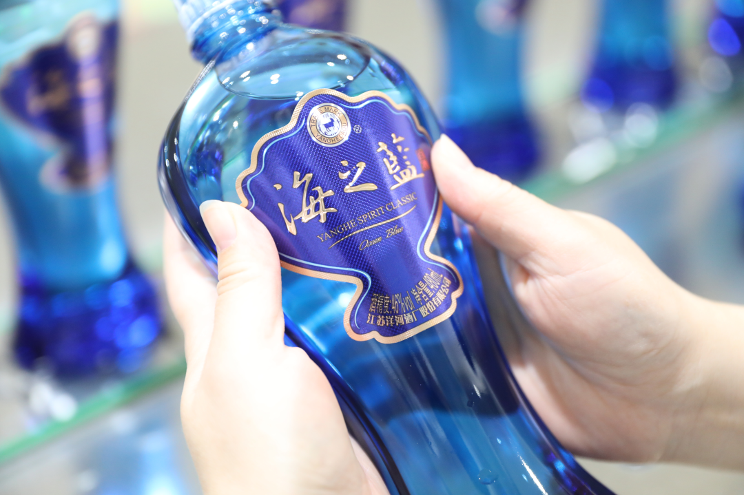 洋河海之蓝展现绵柔白酒的独特魅力点缀千万家庭的精彩生活