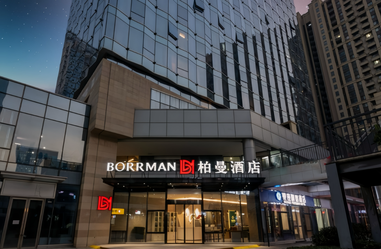 而拥有169间客房的柳州金皇冠柏曼酒店为例,原本是当地一家老四星级
