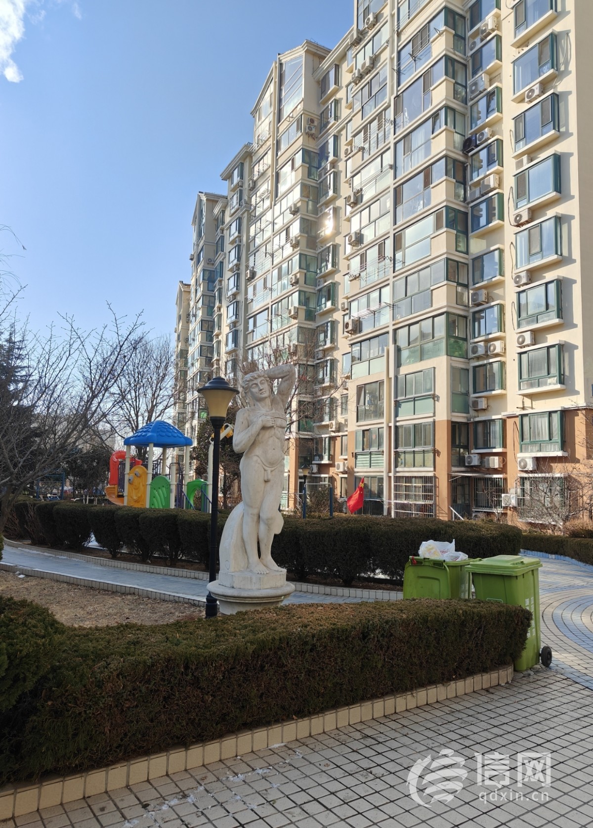 丰华园小区人体雕塑被指不雅街道将征求业主意见处理