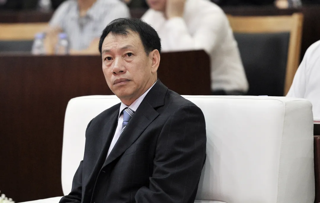 陈发树,一个在中国股市上赫赫有名的名字,被誉为"股神","超级牛散","