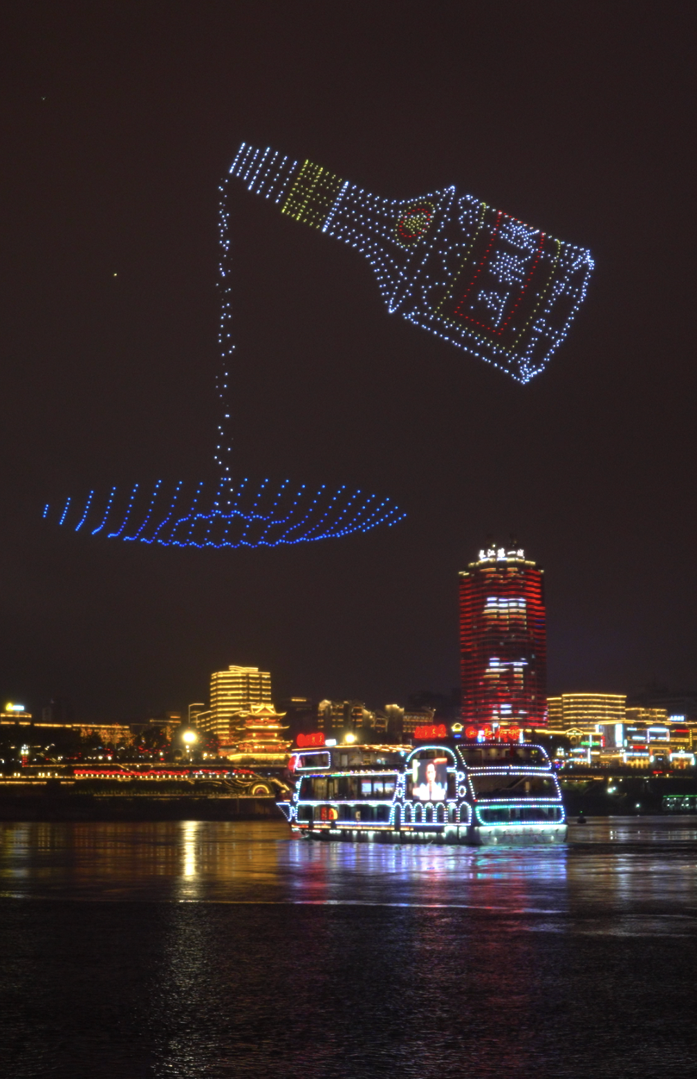 随着甲辰祥龙,幸运福袋,美丽中国结等10余个绚丽图形依次"登陆"合江门