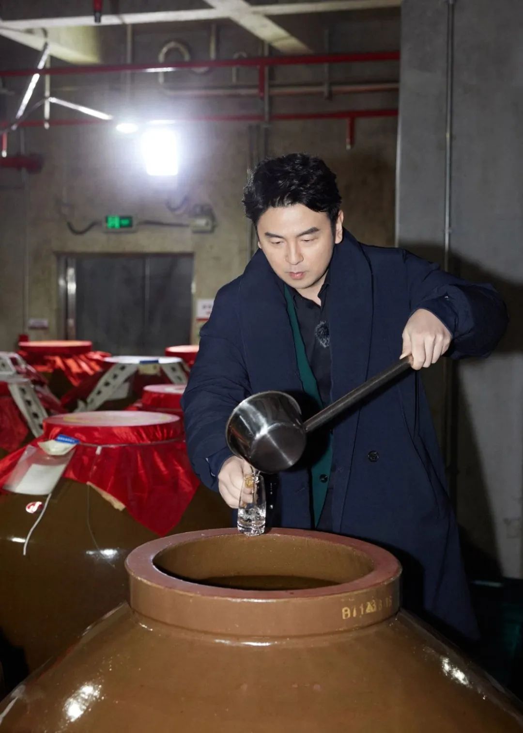 雷佳音小年探厂毛铺解锁草本白酒背后的健康科技密码