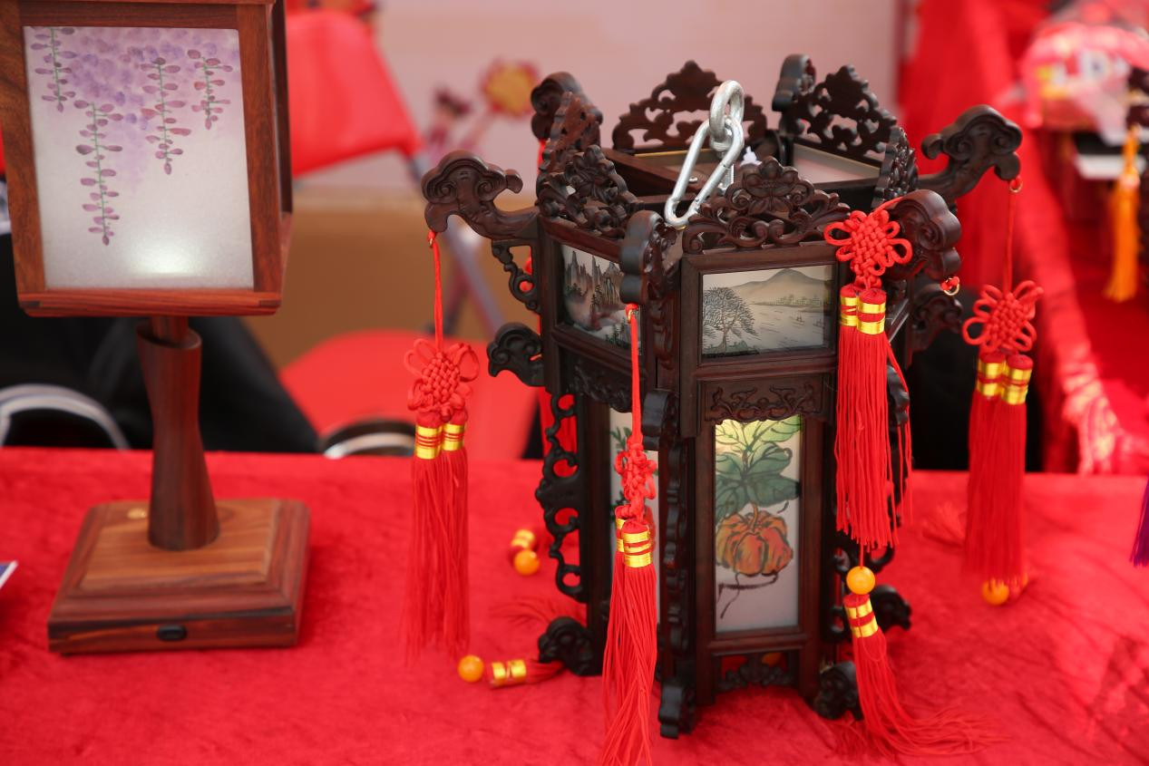 红木宫灯.