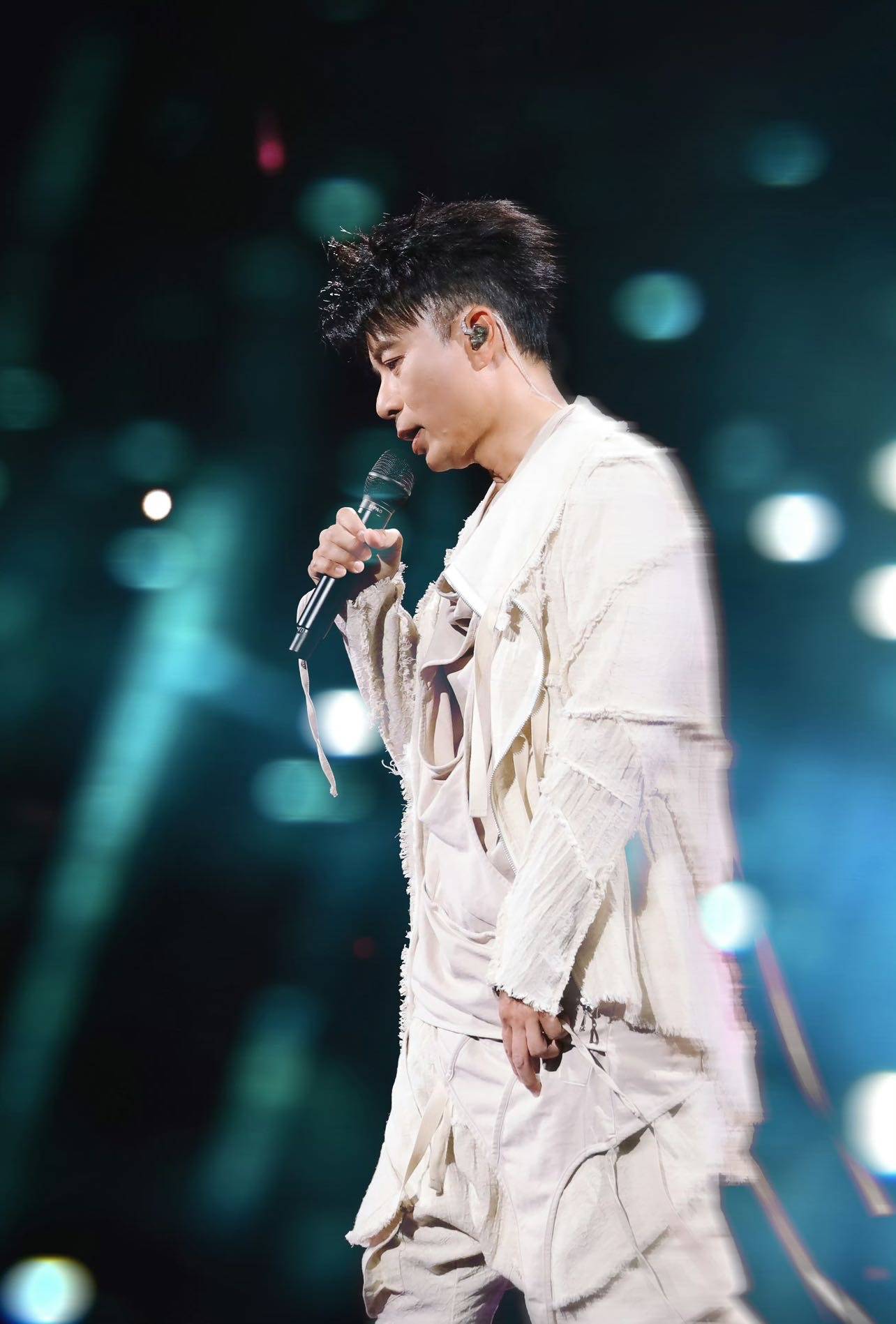 还造就了许多令人印象深刻的场景,如:佛山站《护花使者》边唱边送花