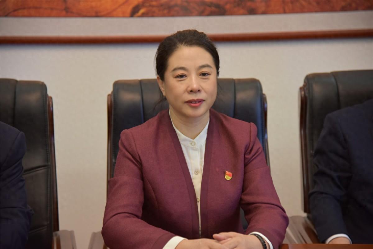 黑龙江省海林林业局有限公司党委书记艾玉芬节前走访慰问海林分局基层