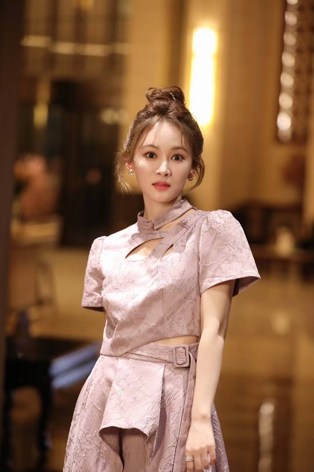 歌手刘洋洋现身央视春晚联排 与歌迷亲密互动