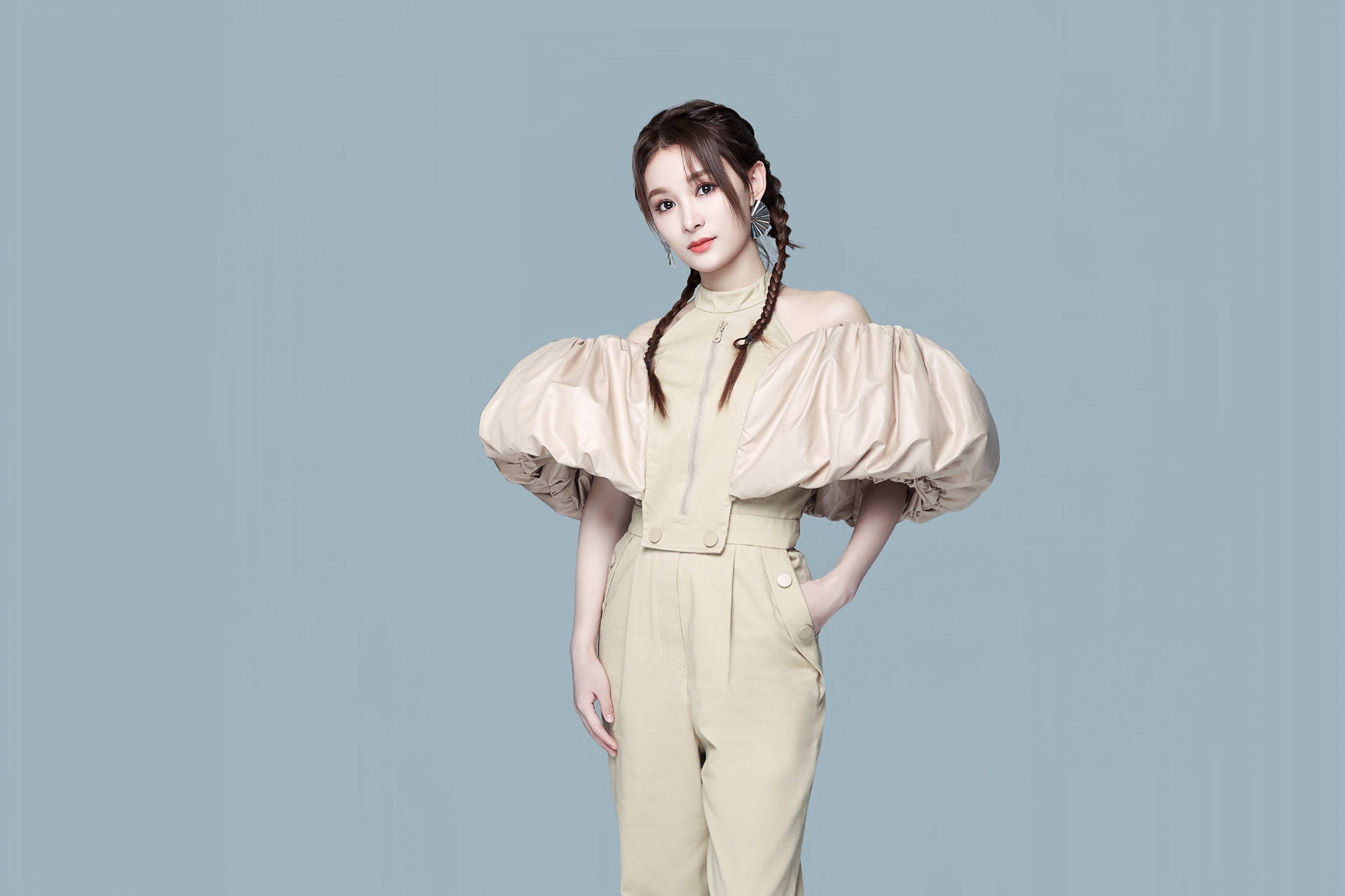 歌手刘洋洋现身央视春晚联排 与歌迷亲密互动