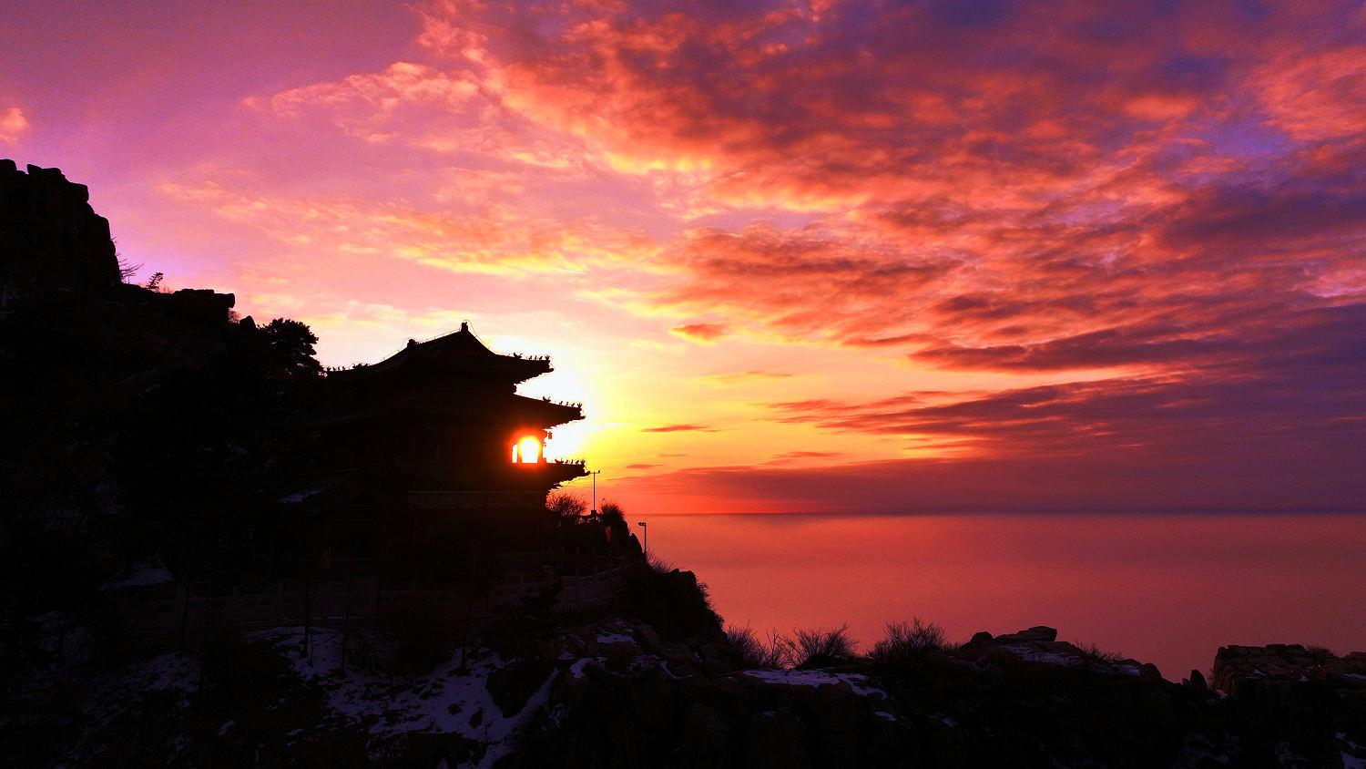 旭日东升,是泰山岱顶的奇观,也是大自然赋予人类最美的礼物