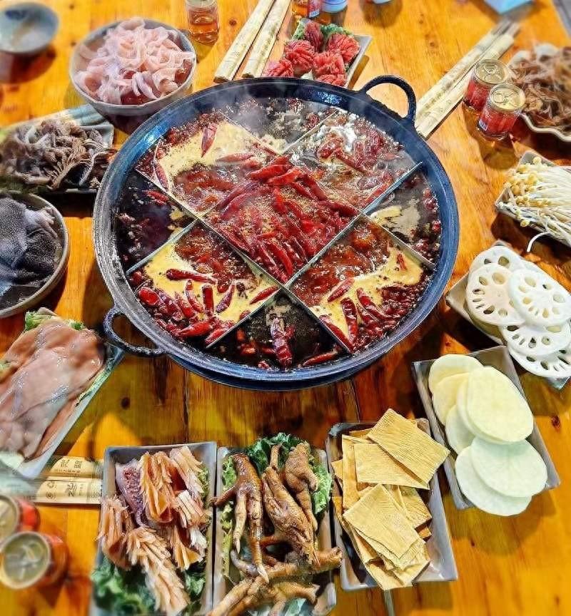 故乡烟火经济丨重庆的热辣滚烫火锅包场年夜饭