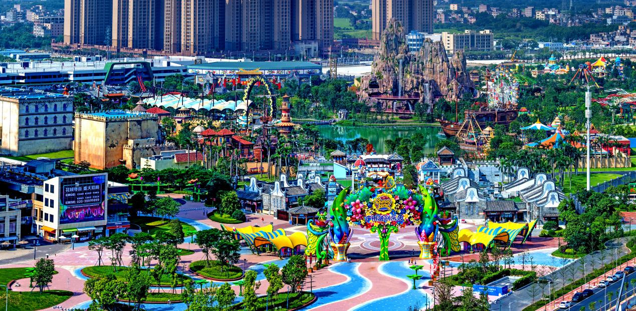 在花都区,占地面积220万平方米的广州融创文旅城拥有融创乐园,融创茂
