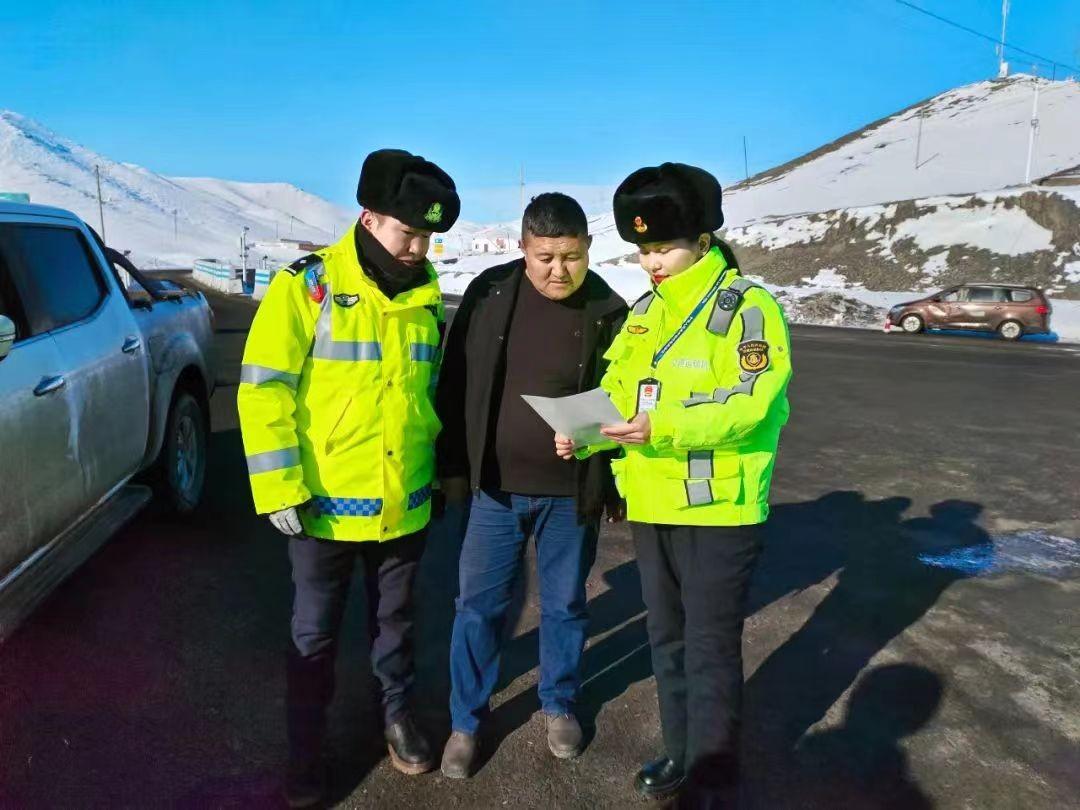 新疆青河公安交警迅速安排部署应对暴雪恶劣天气