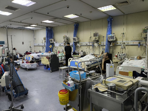 直击北京博爱医院新年夜:手机看春晚过团圆年,抢救室争分夺秒守护健康