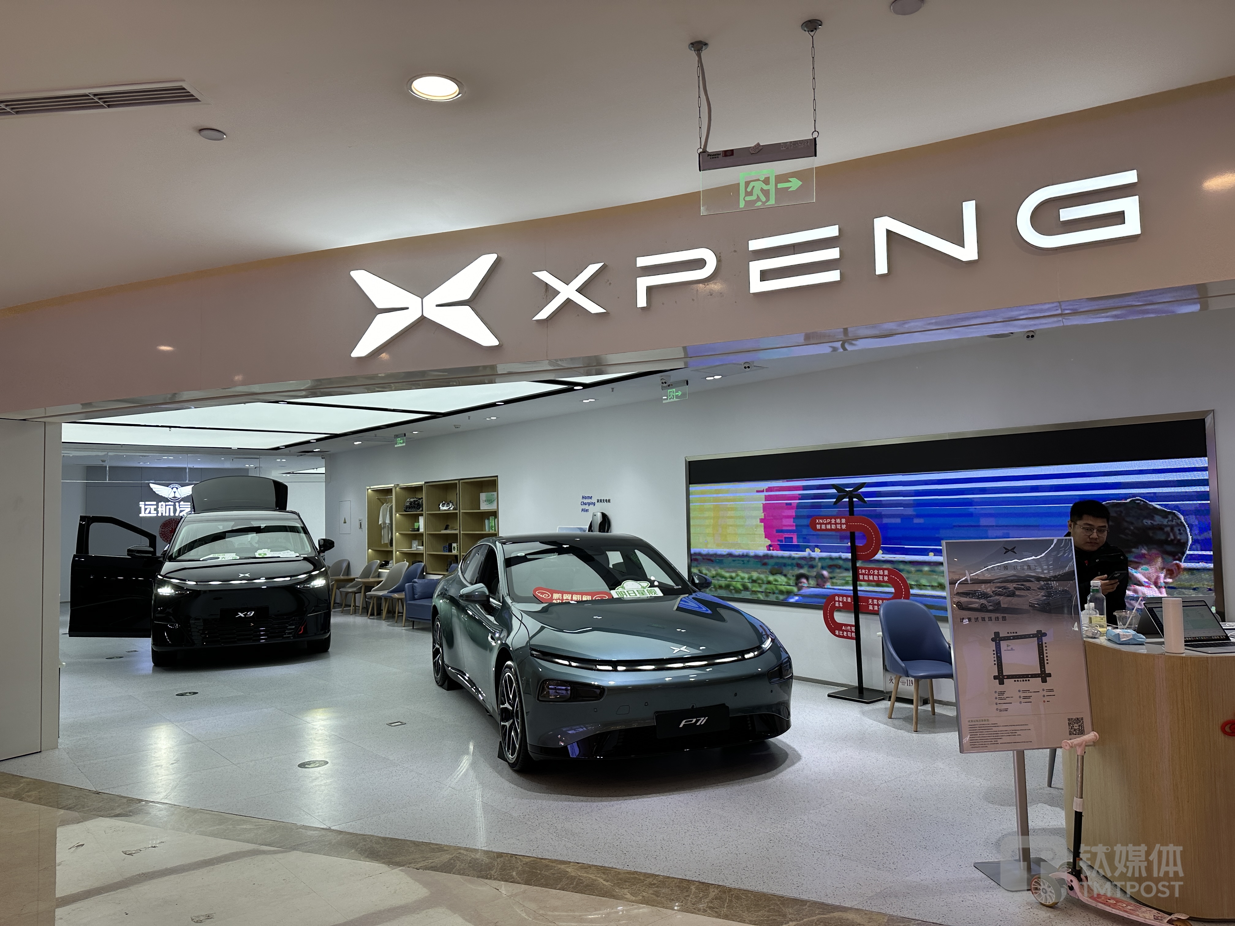 但小鹏汽车的销售顾问格外接地气,接待每位顾客的语气都像是在和自己