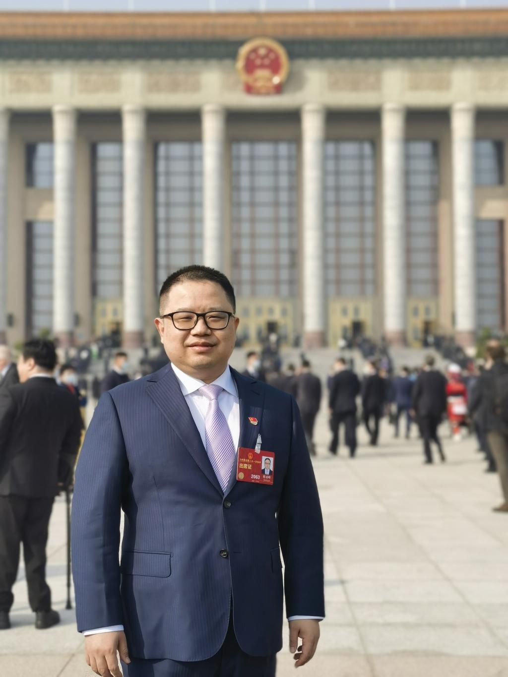 他1980年出生,2003年毕业于广西大学,学法律专业,曾在广西宾阳县烟草