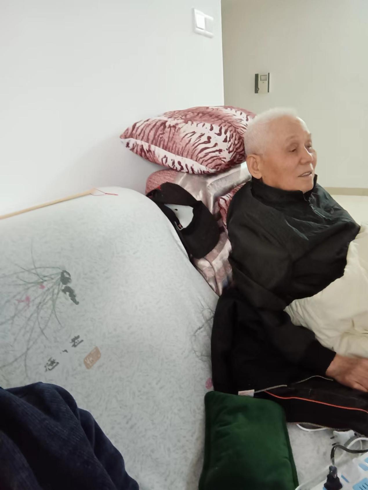 志愿者春节慰问老兵听他们讲故事
