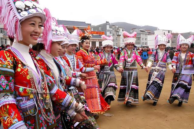 广西隆林举办苗族"跳坡节",数万名群众盛装打扮欢度节日