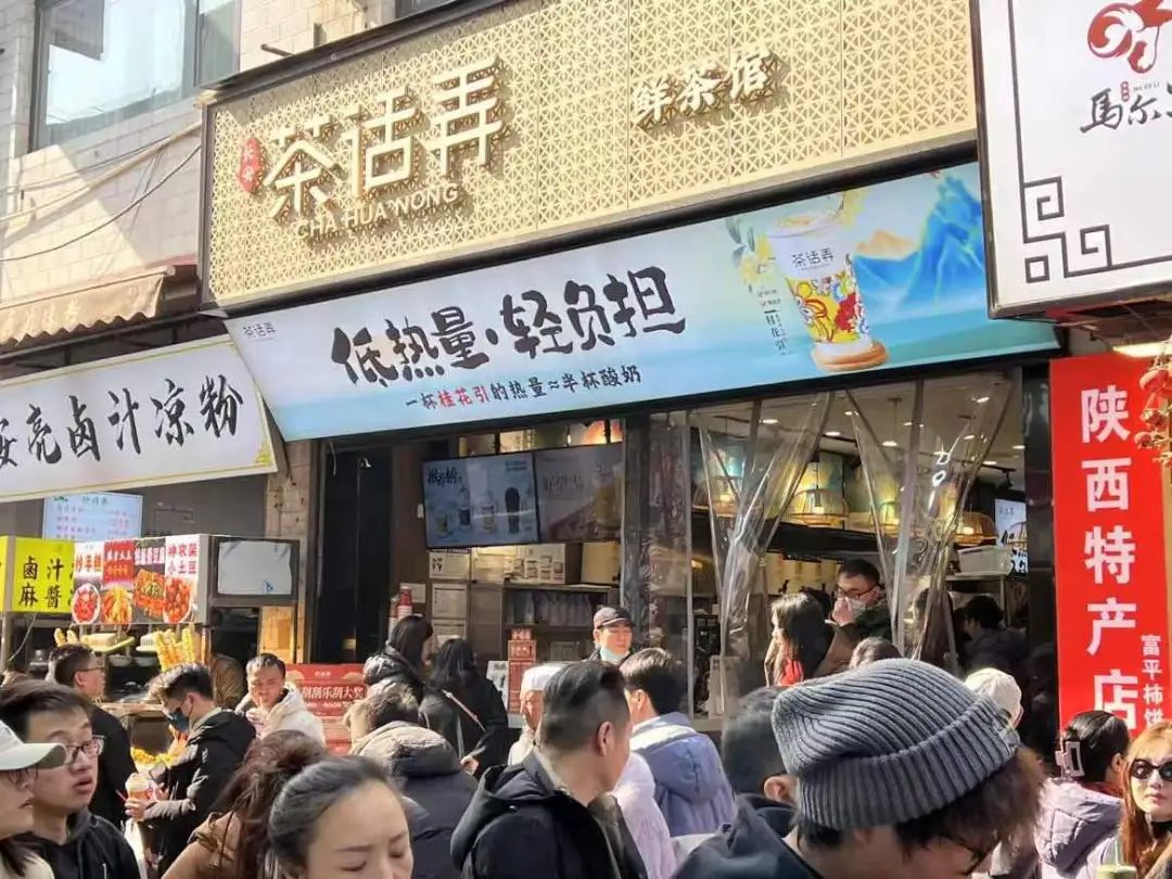 其负责人表示,县级市场卖得最好的三个产品依然是轻乳茶,如世界茶系列