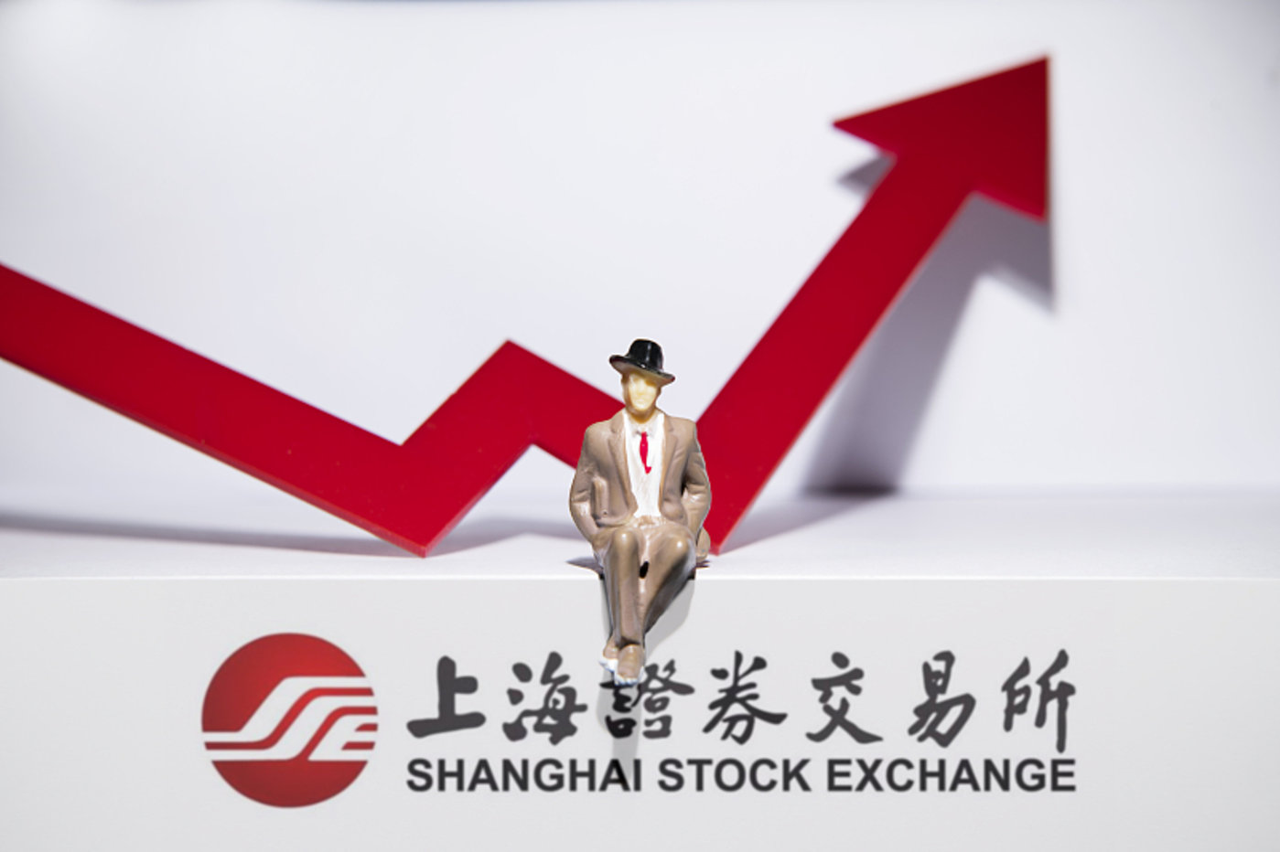 一分钟内激进卖出11.95亿元,上交所火速处罚量化私募巨头宁波灵均_财