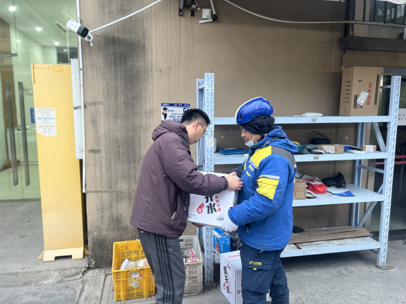 春节期间,德邦快递员以岗为家将"年货"包裹传至千家万户_财富号_东方