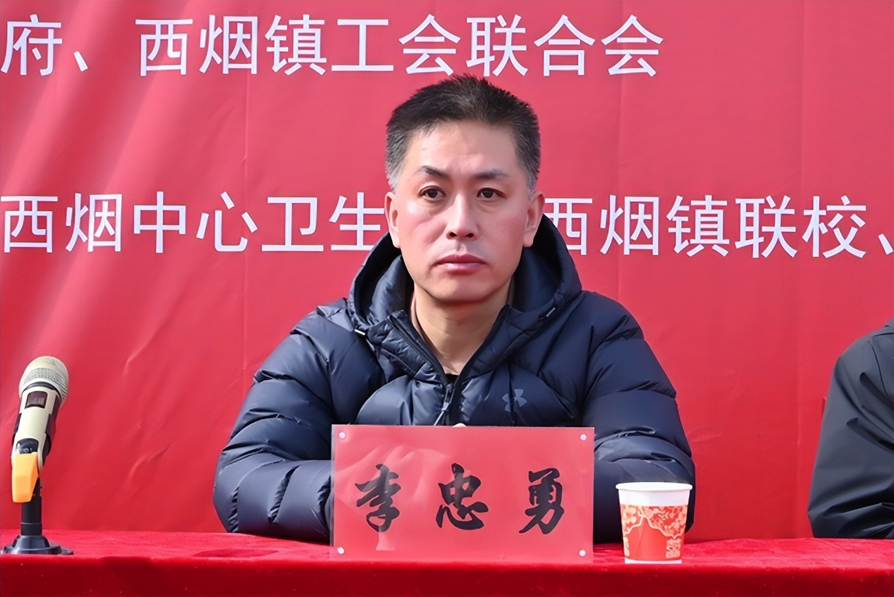 盂县人民政府副县长李东亮观看并宣布展演开始.