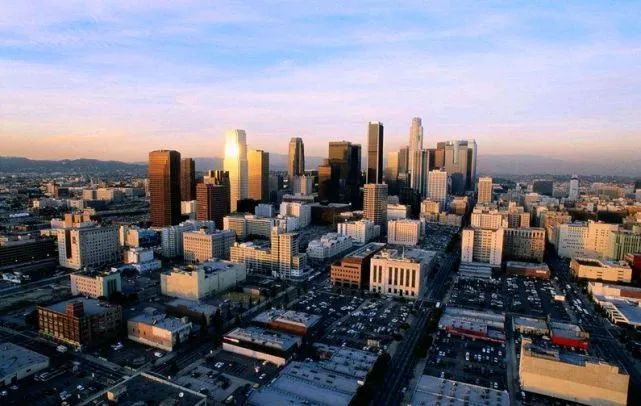 其实这不是他家的第一套美国房产,在洛杉矶的san marino,他们还有栋