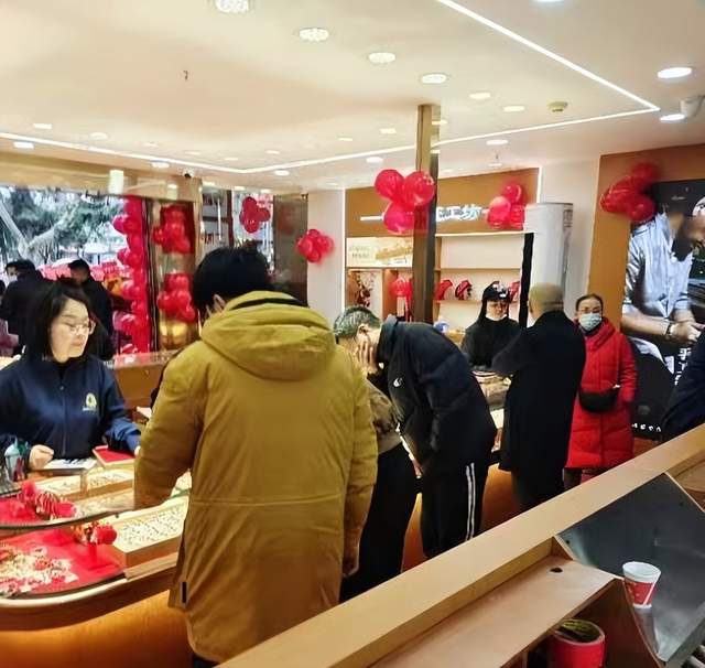 四面八方的顾客前来抢购熊银匠中国金匠工坊成都首店合作商为郑鑫珠宝