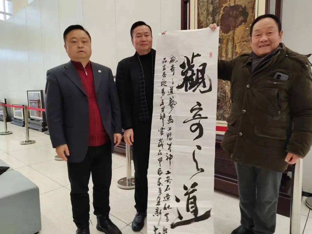 中国明星书画院收藏家刘亚隆先生石画展在贵州省图书