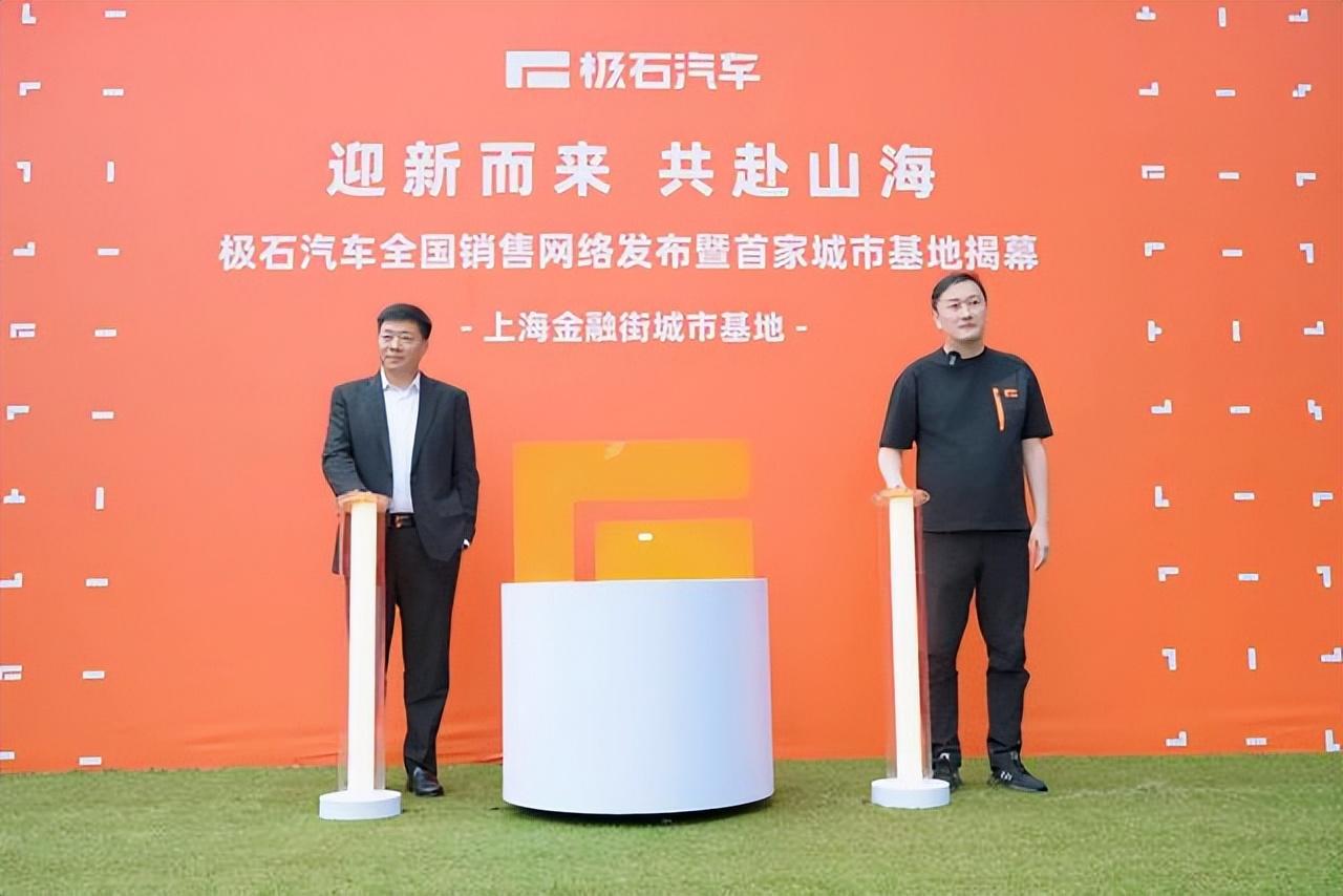 魏桥创业集团有限公司董事长张波(左)与洛轲智能联合创始人,ceo闫枫