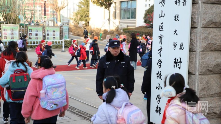 开学警行时崂山公安织密校园安全防护网