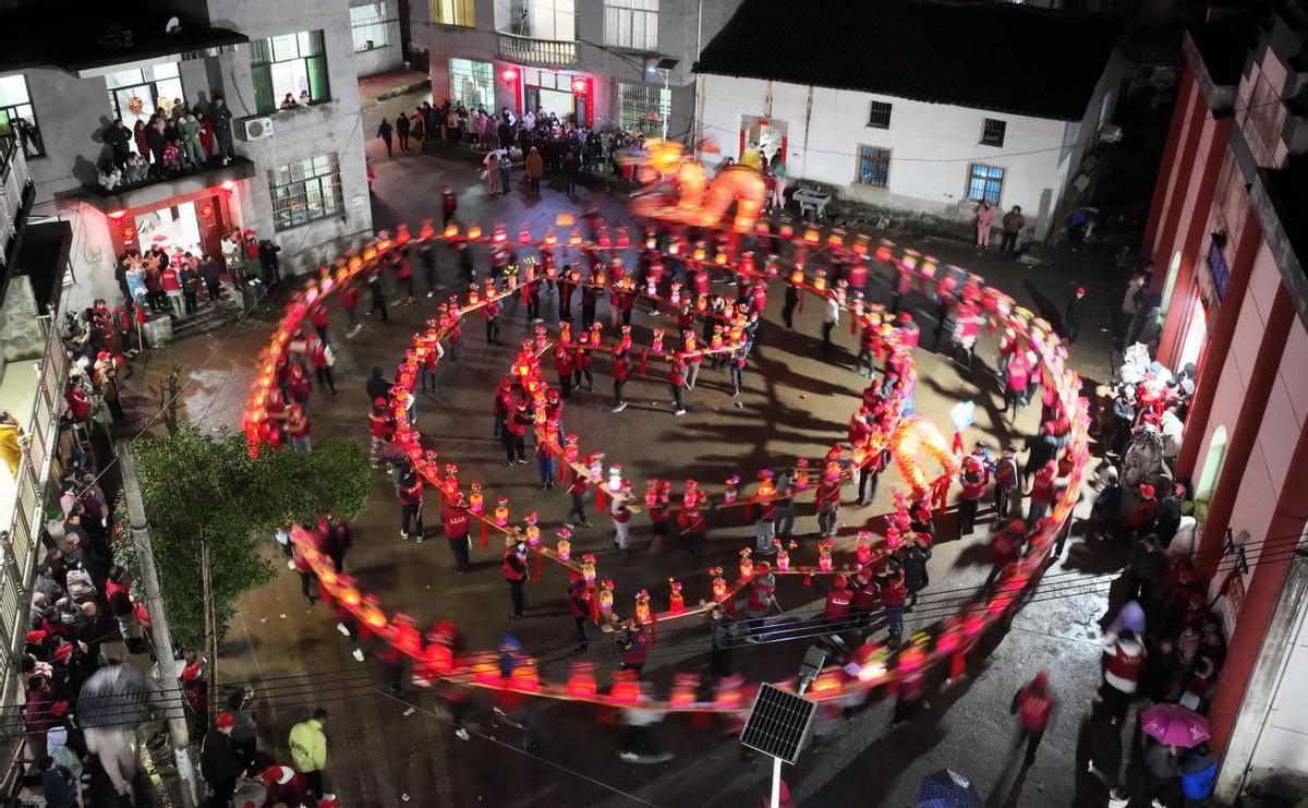 江西上饶飞舞板凳龙热闹迎元宵