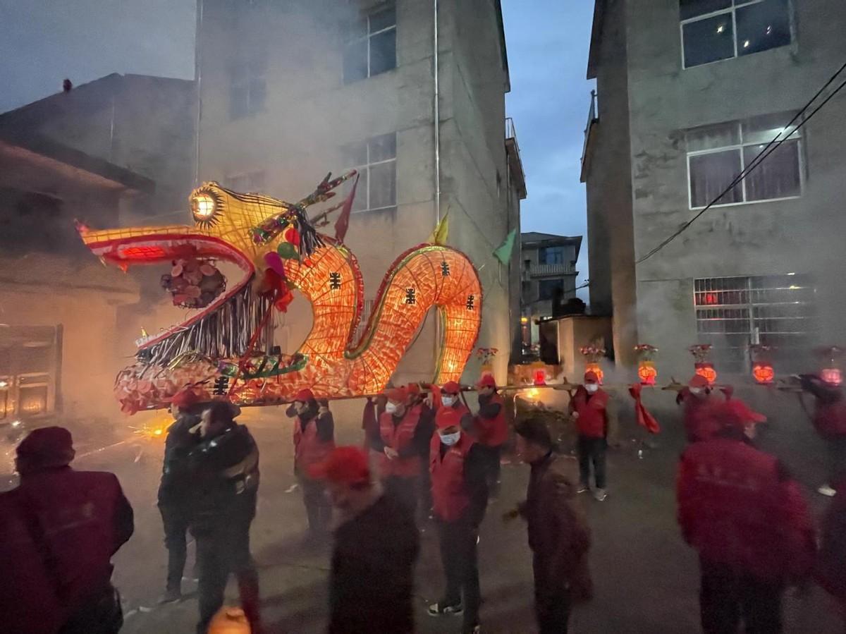 江西上饶飞舞板凳龙热闹迎元宵