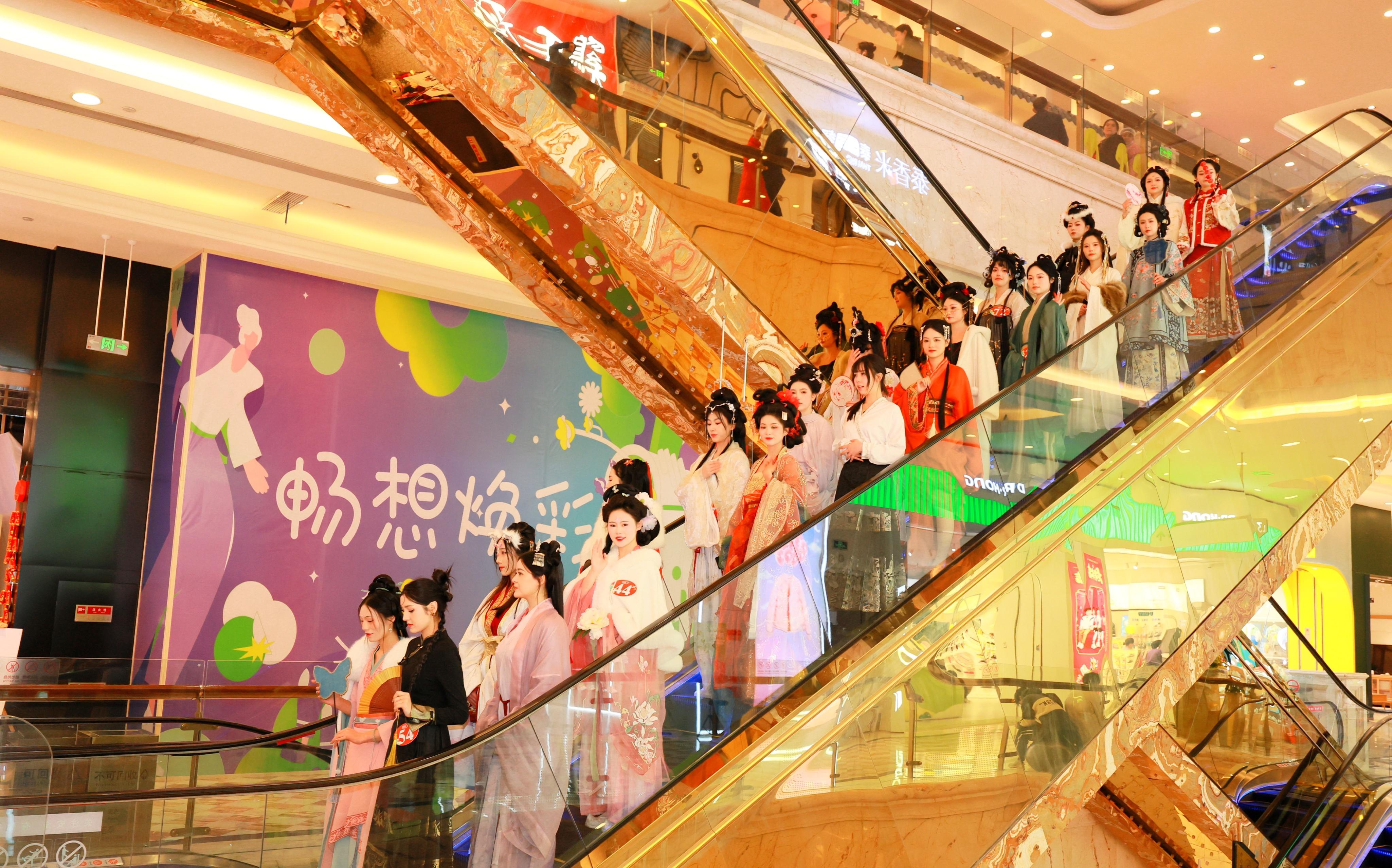 天啊09后成都女孩获得2024国际汉服文化节国风大赏中国小姐