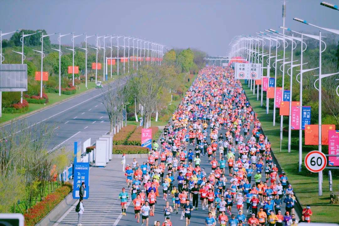 马拉松“跑”热消费 赛事经球友会官网济构筑城市经济增长新引擎