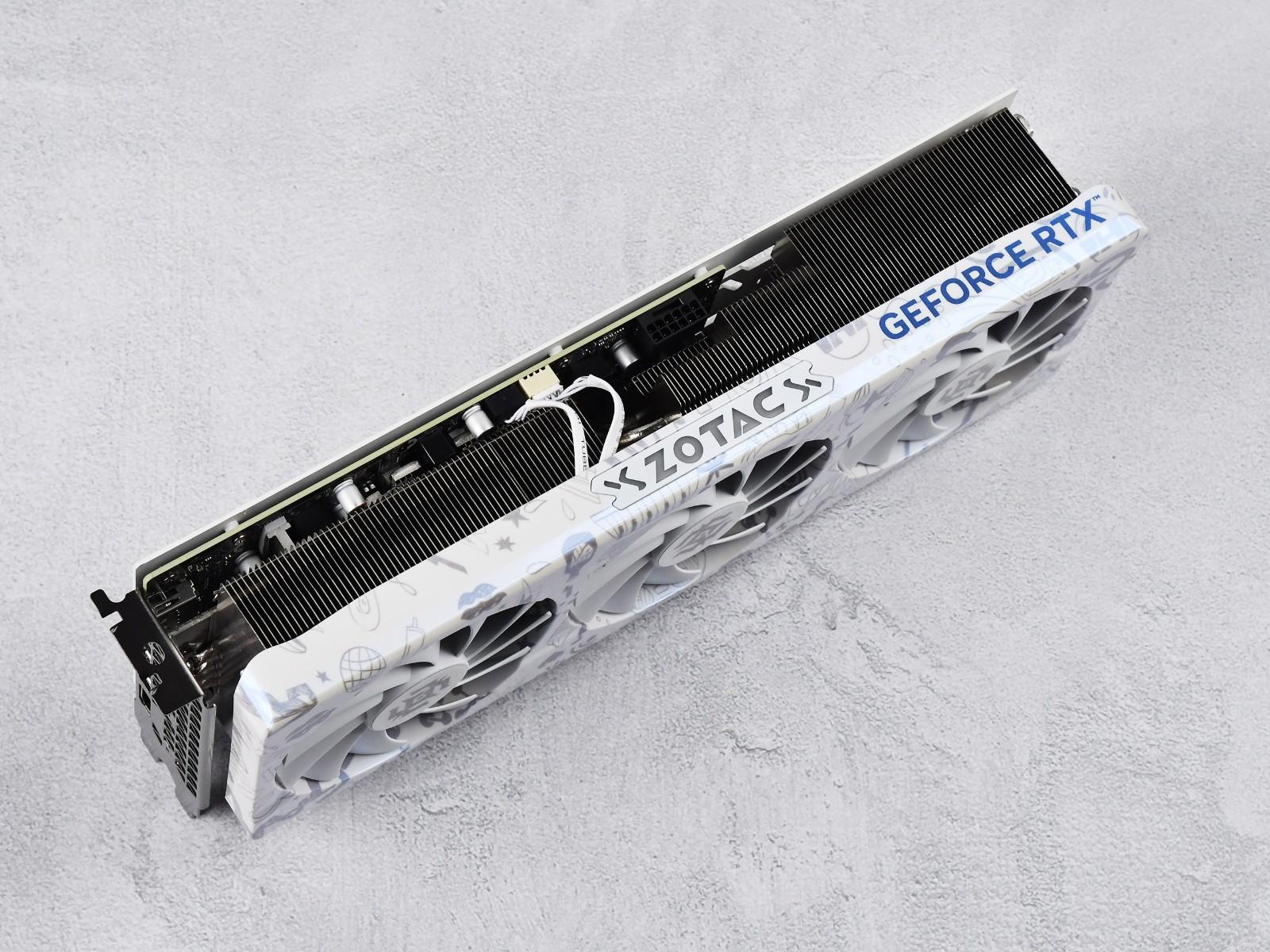 索泰rtx4070super欧泊白图赏颜值性能都能打