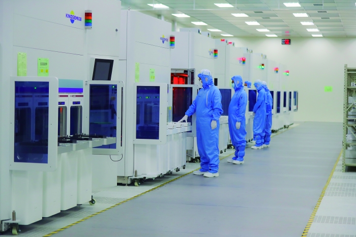 在芯源微生产车间内,员工正在进行设备装调科德数控装配车间神工股份