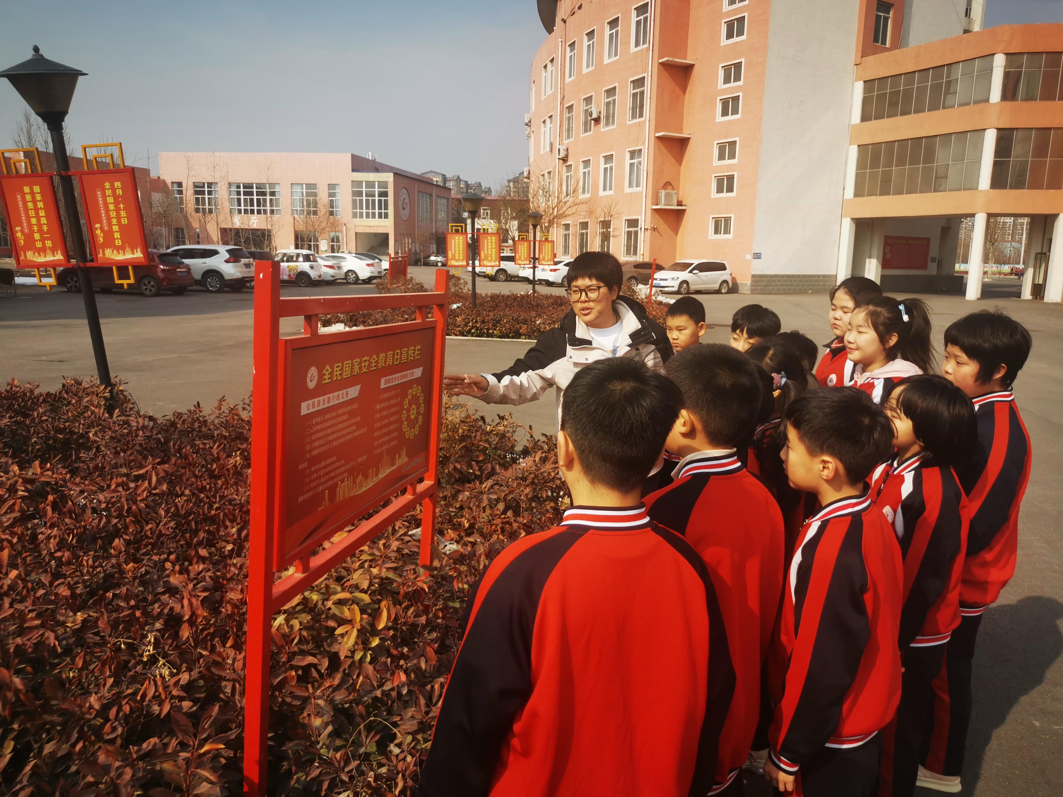 2月27日,在隆尧县实验中学,校长为师生讲授国家安全专题教育课.