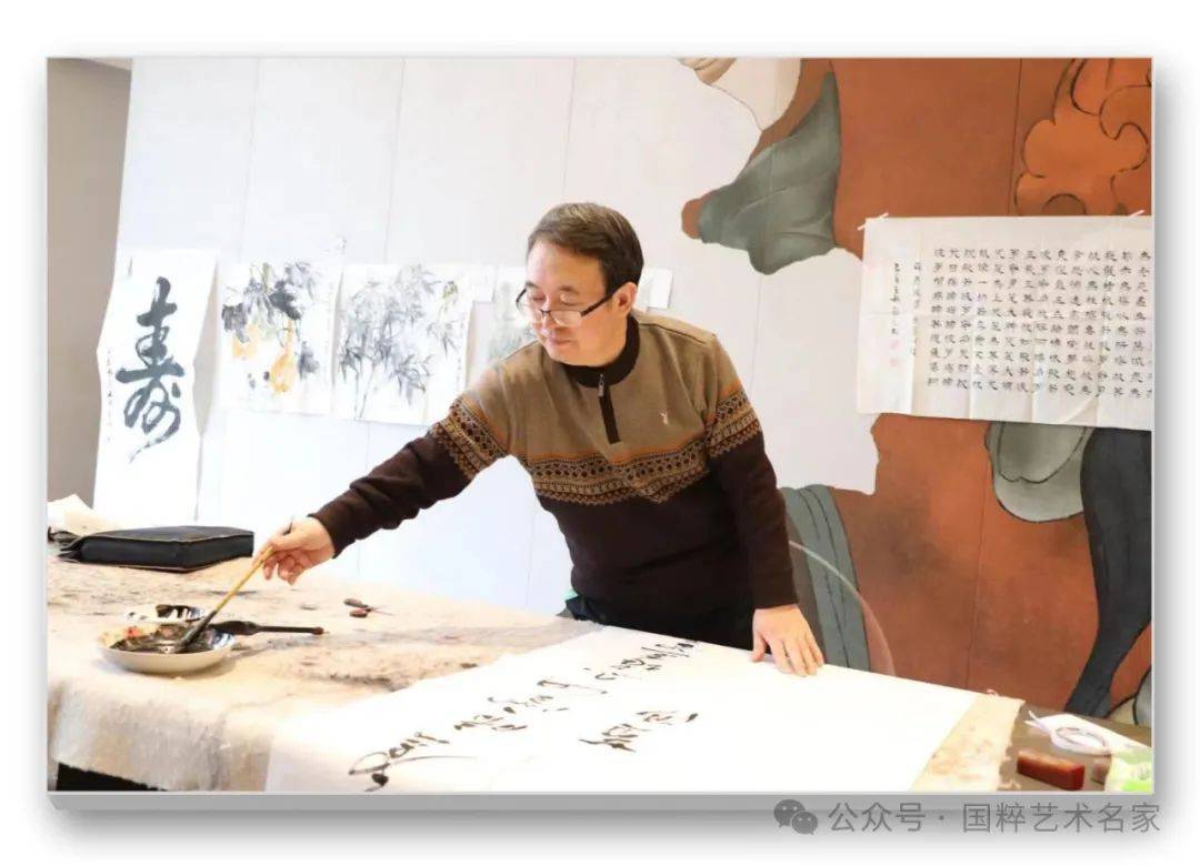 先生以其对书法艺术的挚爱与坚守,内外兼修,自觉唤醒自己的艺术直觉和